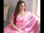 Esha Deol oozes oomph in <span class='webrupee'>₹</span>6k floral pink sharara set on Navratri's Mahagauri day(Instagram/imeshadeol) Esha Deol oozes oomph in <span class='webrupee'>₹</span>6k floral pink sharara set on Navratri's Mahagauri day(Instagram/imeshadeol)