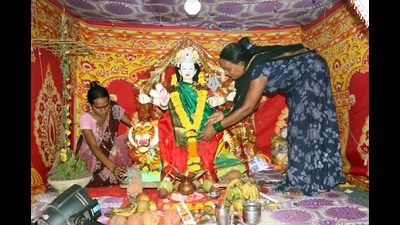 The transgender community of Kalyan celebrates Navratri. (RISHIKESH CHOUDHARY/HT PHOTO) The transgender community of Kalyan celebrates Navratri. (RISHIKESH CHOUDHARY/HT PHOTO)