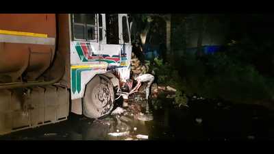 An oil tanker overturned in Thane in the early hours of Thursday, spilling oil on the road and causing traffic to come to a standstill for a couple of hours. (HT PHOTO)