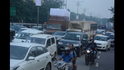 Slow-moving traffic is a common sight in Thane. Even one of the vehicles breaking down can cause a traffic backlog and the bigger the vehicle, the longer the traffic jam. (PRAFUL GANGURDE/HT PHOTO) Slow-moving traffic is a common sight in Thane. Even one of the vehicles breaking down can cause a traffic backlog and the bigger the vehicle, the longer the traffic jam. (PRAFUL GANGURDE/HT PHOTO)