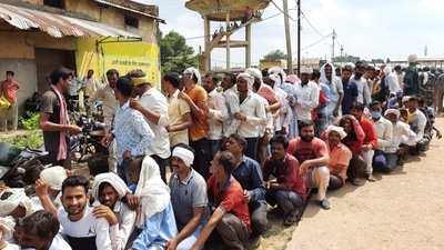 Farmers queue up to receive fertilisers in Madhya Pradesh (HT Photo) Farmers queue up to receive fertilisers in Madhya Pradesh (HT Photo)