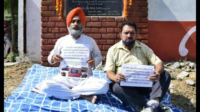 BJP leaders stage a protest against LIT decision to change the name of Atal Apartments scheme to Sahir Ludhianvi Apartments at Karnail Singh Nagar in Ludhiana on Thursday. (Harsimar Pal Singh/HT) BJP leaders stage a protest against LIT decision to change the name of Atal Apartments scheme to Sahir Ludhianvi Apartments at Karnail Singh Nagar in Ludhiana on Thursday. (Harsimar Pal Singh/HT)