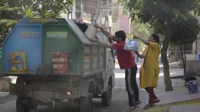 Ghaziabad currently generates about 1,200 metric tonnes of daily solid waste and, according to official estimates, has the facilities to get rid of about 400 metric tonnes of daily solid waste. (Sakib Ali/HT Photo) Ghaziabad currently generates about 1,200 metric tonnes of daily solid waste and, according to official estimates, has the facilities to get rid of about 400 metric tonnes of daily solid waste. (Sakib Ali/HT Photo)