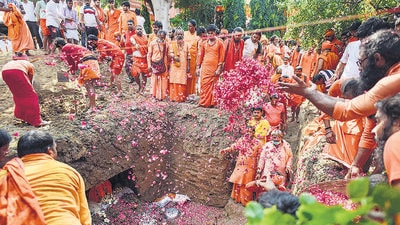 A ritual being performed at Baghambari Gaddi Math in Prayagraj after Mahant Narendra Giri’s death by alleged suicide. (PTI)