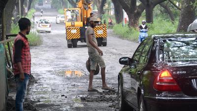 BMC for its part has now said that there will be “no proposal of widening of existing asphalt road” and that “due care will be taken to protect existing trees and the adjoining Aarey forest. (HT PHOTO) BMC for its part has now said that there will be “no proposal of widening of existing asphalt road” and that “due care will be taken to protect existing trees and the adjoining Aarey forest. (HT PHOTO)