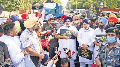 Shiromani Akali Dal (SAD) president Sukhbir Singh Badal courted arrest along with senior party leaders and workers after a prolonged sit-in close to a barricaded Raj Bhawan in Chandigarh on Thursday (HT photo) Shiromani Akali Dal (SAD) president Sukhbir Singh Badal courted arrest along with senior party leaders and workers after a prolonged sit-in close to a barricaded Raj Bhawan in Chandigarh on Thursday (HT photo)