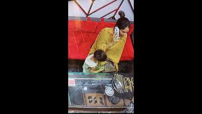 The pregnant woman had stolen four gold chains from a jewellery shop in Sarafa Bazar in Ludhiana. (HT File) The pregnant woman had stolen four gold chains from a jewellery shop in Sarafa Bazar in Ludhiana. (HT File)