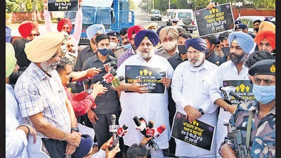 Sukhbir Badal and other SAD leaders were taken into preventive custody on way to the Raj Bhawan in Chandigarh on Thursday while they were protesting against the Centre’s decision to extend BSF’s jurisdiction. (HT Photo) Sukhbir Badal and other SAD leaders were taken into preventive custody on way to the Raj Bhawan in Chandigarh on Thursday while they were protesting against the Centre’s decision to extend BSF’s jurisdiction. (HT Photo)