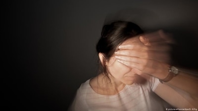 Nausea, headaches and loss of orientation are typical symptoms of the mysterious syndrome. (picture-alliance/dpa/O. Killig) Nausea, headaches and loss of orientation are typical symptoms of the mysterious syndrome. (picture-alliance/dpa/O. Killig)