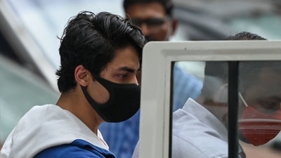 Aryan Khan, son of Bollywood actor Shah Rukh Khan, is escorted to court by Narcotics Control Bureau (NCB) officials for a bail plea hearing in Mumbai after his arrest in connection with a drug case. (Photo by Punit PARANJPE / AFP) Aryan Khan, son of Bollywood actor Shah Rukh Khan, is escorted to court by Narcotics Control Bureau (NCB) officials for a bail plea hearing in Mumbai after his arrest in connection with a drug case. (Photo by Punit PARANJPE / AFP)