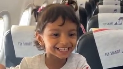 The little girl beams with joy after seeing her father on the same flight. (Instagram/@shanaya_motihar) The little girl beams with joy after seeing her father on the same flight. (Instagram/@shanaya_motihar)