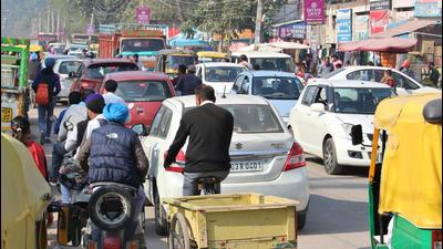 On Dussehra between 5pm to 7pm, the road from New Labour Chowk to Sector 33/34 light-point will be closed from both sides and one-way traffic will be implemented. (HT FILE PHOTO) On Dussehra between 5pm to 7pm, the road from New Labour Chowk to Sector 33/34 light-point will be closed from both sides and one-way traffic will be implemented. (HT FILE PHOTO)