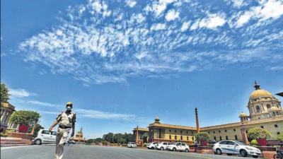 Clear skies at Vijay Chowk near Rashtrapati Bhawan in New Delhi. (Arvind Yadav/HT PHOTO)