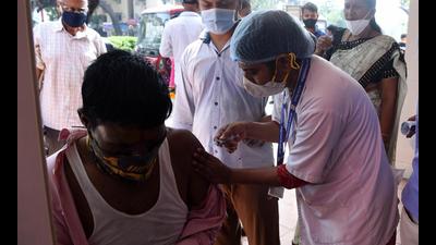 Only 53% of the people above 60 years in Navi Mumbai have been given first vaccination dose against Covid, according to Navi Mumbai civic body. (BACHCHAN KUMAR/HT PHOTO) Only 53% of the people above 60 years in Navi Mumbai have been given first vaccination dose against Covid, according to Navi Mumbai civic body. (BACHCHAN KUMAR/HT PHOTO)