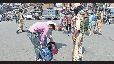The Jammu and Kashmir labour department says approximately 1.4 lakh migrant workers come to Jammu and Kashmir each year, and most return once winter sets in, only to return next year. Most workers in the Valley cannot understand why the civilian killings are taking place. (Waseem Andrabi/HT) The Jammu and Kashmir labour department says approximately 1.4 lakh migrant workers come to Jammu and Kashmir each year, and most return once winter sets in, only to return next year. Most workers in the Valley cannot understand why the civilian killings are taking place. (Waseem Andrabi/HT)