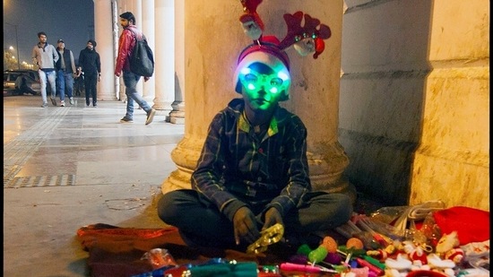 Joys of Christmas: From a series on migrant itinerants selling inexpensive items in central Delhi during Christmas for tiny margins.(Photo: Vijay S Jodha )