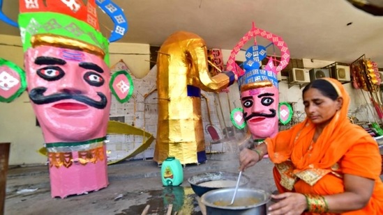 Of the 20-member team working on the Ravana effigy at the Daresi Dussehra ground in Ludhiana, 16 are Muslim workmen, and the rest are Hindus. (HT Photos/Gurpreet Singh)
