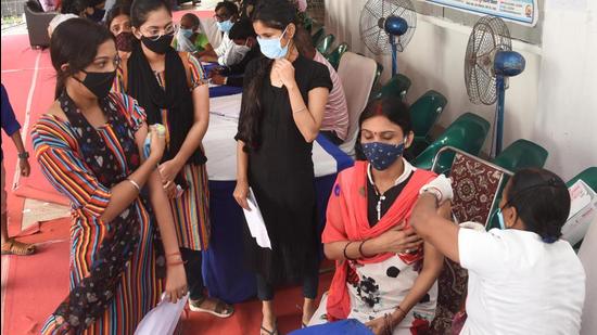 A health worker administers a dose Covid vaccine to a beneficiary in Patna. Announcements at airports, railways stations, shipping ports and metro rails will be made at the moment when India administers a billion Covid vaccine doses, said Union health minister. (PTI)
