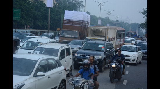 Slow-moving traffic is a common sight in Thane. Even one of the vehicles breaking down can cause a traffic backlog and the bigger the vehicle, the longer the traffic jam. (PRAFUL GANGURDE/HT PHOTO)