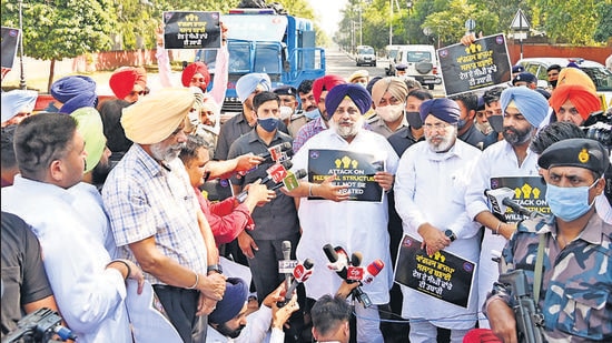 Shiromani Akali Dal (SAD) president Sukhbir Singh Badal courted arrest along with senior party leaders and workers after a prolonged sit-in close to a barricaded Raj Bhawan in Chandigarh on Thursday (HT photo)