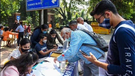 New Delhi, India - Oct. 5, 2021: Students seen at a help desk at Delhi University's north campus on the second day of admissions for 2021-22, in New Delhi , India, on Tuesday, October 5, 2021. (Photo by Amal KS / Hindustan Times) (Hindustan Times)