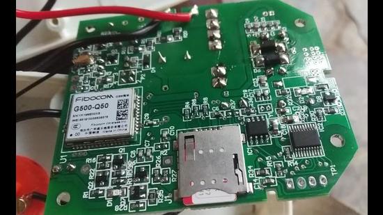 The circuit board found inside one of the devices. A trader who had bought it took it to an electrician who opened it for repair but was shocked to find a circuit board inside with a SIM card of a big telecom company, an aerial, SD card and transmitter device. (HT photo)