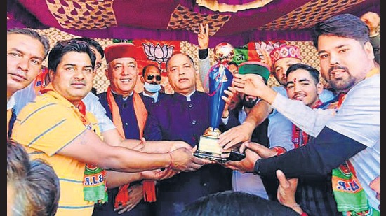 Mandidistrict is Jai Ram Thakur’s home turf, and Congress has fielded Pratibha Singh for the Mandi bypoll. (Birbal Sharma/HT)