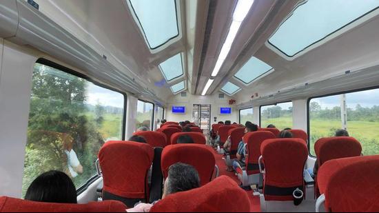 The Vistadome coach on the Mumbai-Pune Deccan Express has received an overwhelming response from passengers. (HT PHOTO)