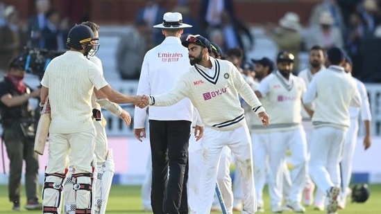 Virat Kohli shake hands with James Anderson&nbsp;