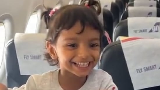 The little girl beams with joy after seeing her father on the same flight.(Instagram/@shanaya_motihar)