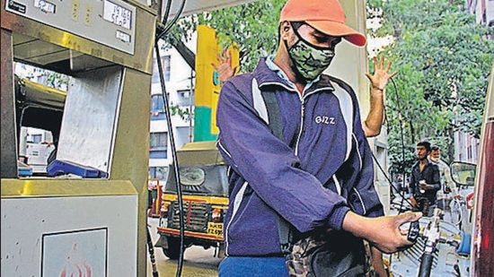 After a break of two days, fuel prices in the city rose again, with a litre of diesel now at <span class='webrupee'>₹</span>99.36 in Pune on Thursday. On Thursday, a litre of petrol cost <span class='webrupee'>₹</span>110.25, while CNG now costs <span class='webrupee'>₹</span>62.10 per kg in Pune. (In pic) A worker filling CNG in a vehicle at CNG pumping station behind Bharati Vidyapeeth in Pune. (Ravindra Joshi/HT PHOTO)