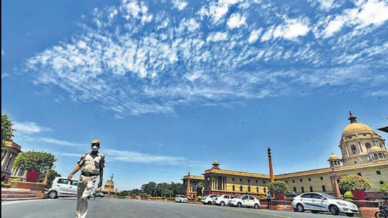 Clear skies at Vijay Chowk near Rashtrapati Bhawan in New Delhi. (Arvind Yadav/HT PHOTO)