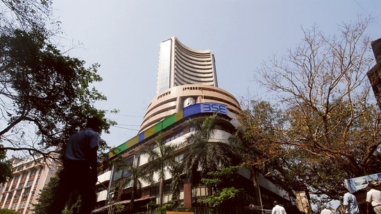 Sensex soars 568 points to end at all-time high of 61,305; Nifty closes at 18,338(Mint) Sensex soars 568 points to end at all-time high of 61,305; Nifty closes at 18,338(Mint)