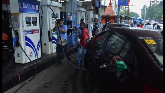 One litre of petrol now costs Rs110.75 in Mumbai, while a litre of diesel is available at Rs101.40. (HT PHOTO)