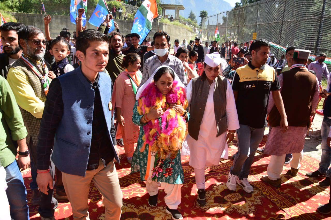 Congress candidate from Mandi Pratibha Singh has promised development in Seraj area of Mandi. (Birbal Sharma/HT ) Congress candidate from Mandi Pratibha Singh has promised development in Seraj area of Mandi. (Birbal Sharma/HT )