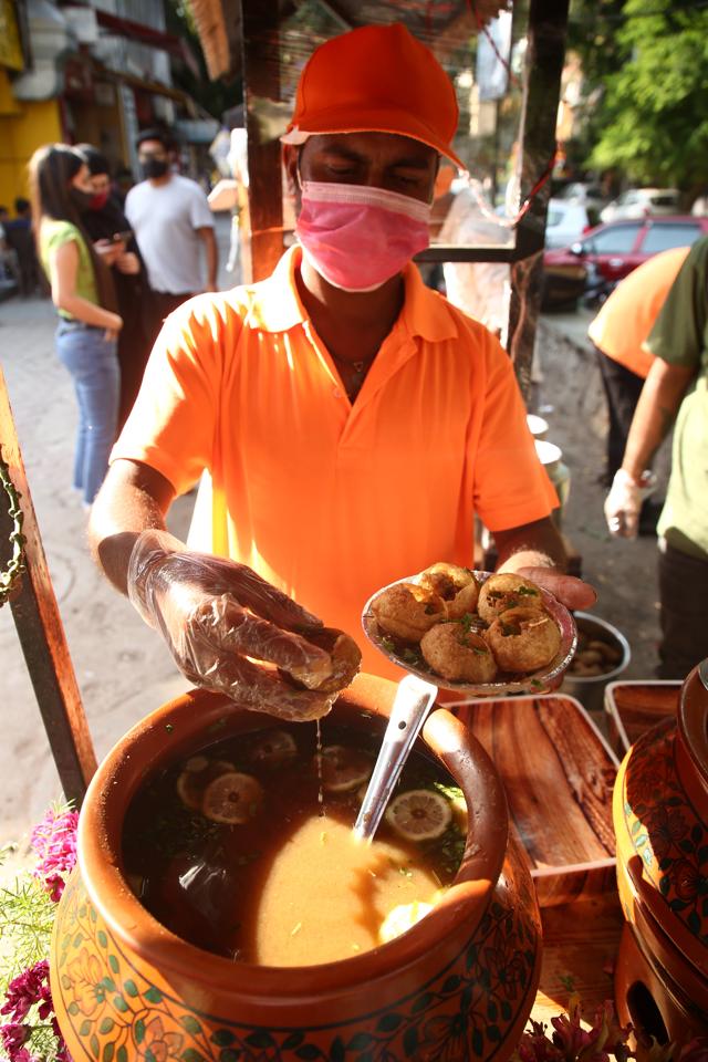 The Puchkas at Market 1, CR Park are served with two kinds of water with lemon slices. (Photo: Raajessh Kashyap/HT) The Puchkas at Market 1, CR Park are served with two kinds of water with lemon slices. (Photo: Raajessh Kashyap/HT)
