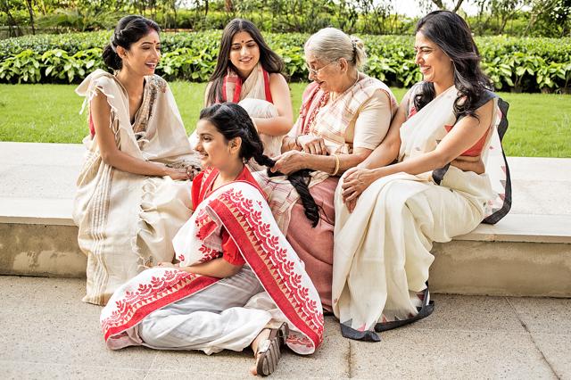 The ladies of the house sit down to share stories after a hectic morning in the kitchen. Their sarees showcase the traditional weaves of Bengal. While Ananaya wears a tussar silk saree with kantha embroidery, Aakashi looks graceful in a jamdani Bengal linen saree with contrast border. Wearing an extra-weft cotton saree is Shavitri. The extra-weft sarees are made with weaving horizontal and vertical yarns of cotton or wool together. Adhita Ghosh showcases the laal paar pattern. The little one, Sthira Ghosh also wears a sari today, shada and laal, the alluring colour combination that always stands apart. (Photo: Akhil Verma)