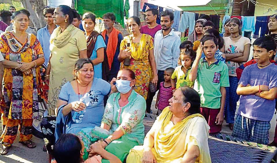 Kin of road mishap victim in an inconsolable state in Ludhiana on Thursday. (HT Photo) Kin of road mishap victim in an inconsolable state in Ludhiana on Thursday. (HT Photo)