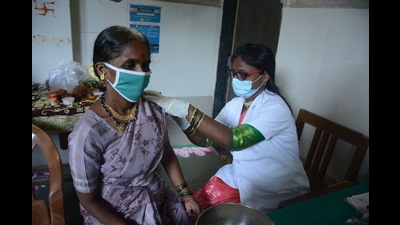 A senior citizen gets her vaccination in Thane. TMC records show 60% active patients are asymptomatic and undergoing home quarantine. (PRAFUL GANGURDE/HT PHOTO) A senior citizen gets her vaccination in Thane. TMC records show 60% active patients are asymptomatic and undergoing home quarantine. (PRAFUL GANGURDE/HT PHOTO)