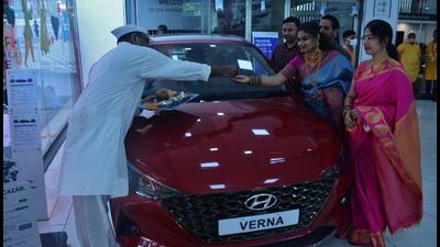 A family buys a new four-wheeler on Dussehra at Panchpakhadi in Thane. (HT Photo) A family buys a new four-wheeler on Dussehra at Panchpakhadi in Thane. (HT Photo)