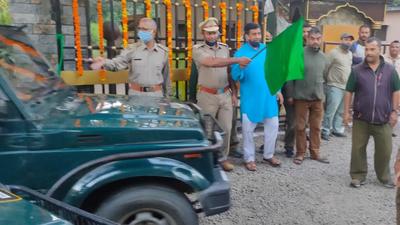 A gypsy fleet being flagged off by the Corbett tiger reserve officials on Friday in Ramnagar area of Nainital district. (HT PHOTO.) A gypsy fleet being flagged off by the Corbett tiger reserve officials on Friday in Ramnagar area of Nainital district. (HT PHOTO.)