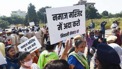 Around 100 policemen and policewomen were deployed at Sector 47 to prevent the protesters, who were singing bhajans and shouting slogans, from reaching the prayer site. (Vipin Kumar/HT PHOTO)