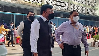 Union Health Minister Mansukh Mandaviya at AIIMS to meet former Prime Minister Dr. Manmohan Singh, in New Delhi on Thursday. (ANI) Union Health Minister Mansukh Mandaviya at AIIMS to meet former Prime Minister Dr. Manmohan Singh, in New Delhi on Thursday. (ANI)