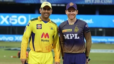 CSK captain MS Dhoni with KKR skipper Eoin Morgan (iplt20.com)