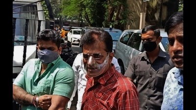 BJP leader Kirit Somaiya (centre) arrives in Thane to meet Anand Karmuse after Cabinet Minister Awhad was arrested and released on bail in a kidnapping and assault case. (PRAFUL GANGURDE/HT PHOTO) BJP leader Kirit Somaiya (centre) arrives in Thane to meet Anand Karmuse after Cabinet Minister Awhad was arrested and released on bail in a kidnapping and assault case. (PRAFUL GANGURDE/HT PHOTO)