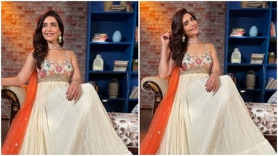 Dussehra 2021: In orange and white, Karishma Tanna aces festive fashion goals (Instagram/@karishmaktanna) Dussehra 2021: In orange and white, Karishma Tanna aces festive fashion goals (Instagram/@karishmaktanna)
