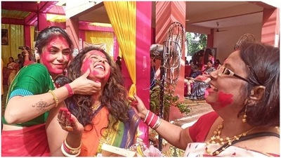 Women indulge in playing with vermilion with each other as they pose for the cameras. (HT Photos/ Ravi Kumar) Women indulge in playing with vermilion with each other as they pose for the cameras. (HT Photos/ Ravi Kumar)