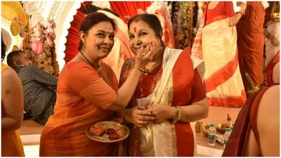 Then they play with vermilion as they put sindoor on each other’s cheeks and forehead. (HT Photos/ Varinder Chawla) Then they play with vermilion as they put sindoor on each other’s cheeks and forehead. (HT Photos/ Varinder Chawla)