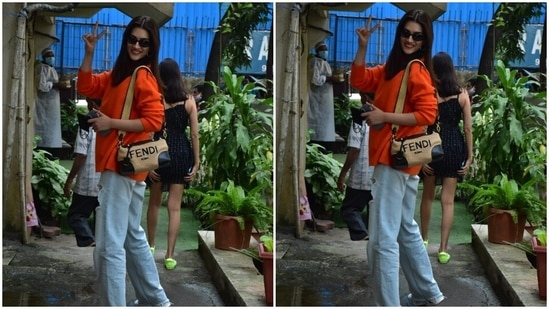 In a bright orange sweatshirt, Kriti Sanon dropped major fashion cues. She teamed it with a pair of faded blue distressed jeans.(HT Photos/Varinder Chawla)