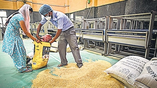 In its rebuttal, the ministry provided the data on the food grains disbursed to beneficiaries under the government's various schemes.(HT Photo)